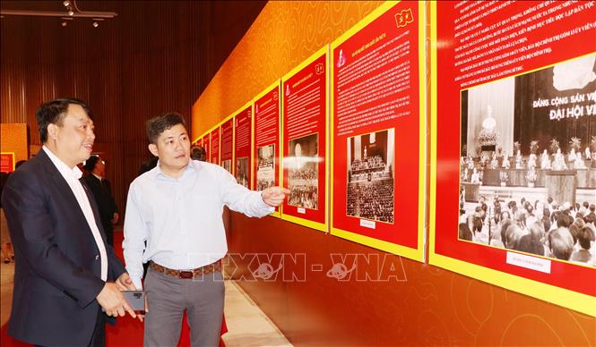 Trong ảnh: Triển lãm thu hút đông đảo người dân Quảng Ninh tham quan. Ảnh: Văn Đức - TTXVN
