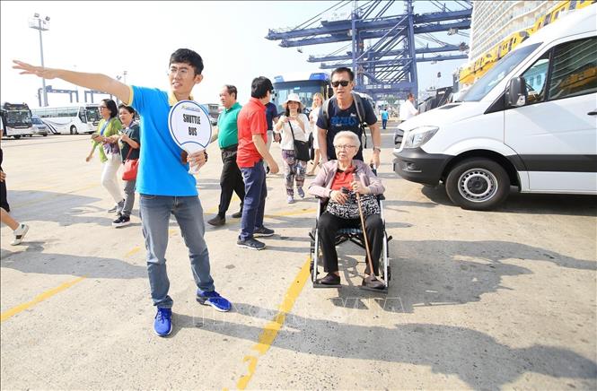 Trong ảnh: Hướng dẫn viên Lữ hành Saigontourist hướng dẫn du khách quốc tế đến từ du thuyền Quantum of the Seas. Ảnh: TTXVN phát