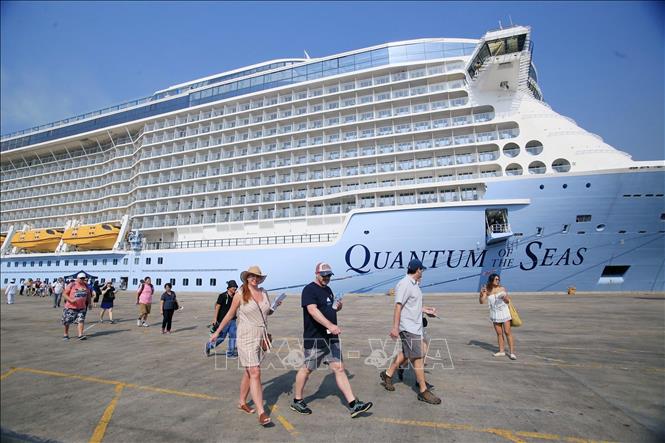 Trong ảnh: Du thuyền 5 sao hiện đại nhất thế giới Quantum of the Seas đưa 6.750 du khách và thuyền viên quốc tế đến Việt Nam. Ảnh: TTXVN phát