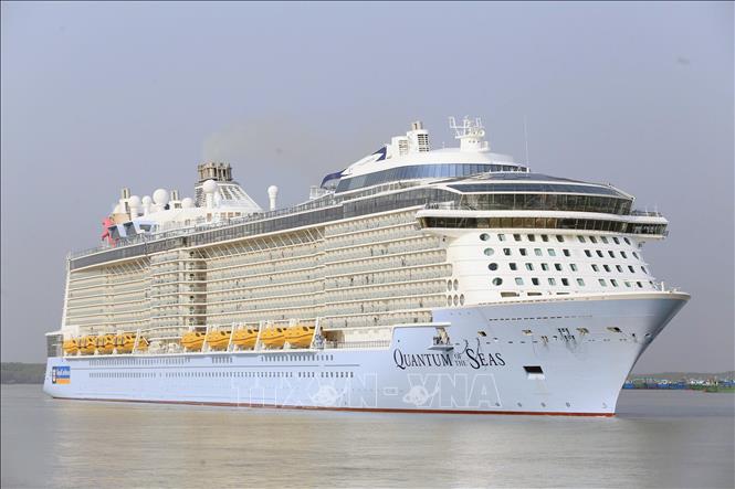 Trong ảnh: Du thuyền 5 sao hiện đại nhất thế giới Quantum of the Seas cập cảng Phú Mỹ, Tp Hồ Chí Minh. Ảnh: TTXVN phát