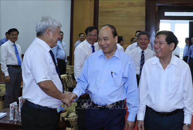 Thủ tướng Nguyễn Xuân Phúc với các đồng chí Ban Thường vụ tỉnh Trà Vinh. Ảnh: Thống Nhất- TTXVN