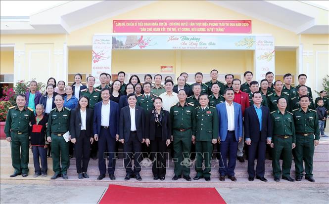 Trong ảnh: Chủ tịch Quốc hội Nguyễn Thị Kim Ngân với cán bộ, chiến sĩ Biên phòng.  Ảnh: Trọng Đức - TTXVN