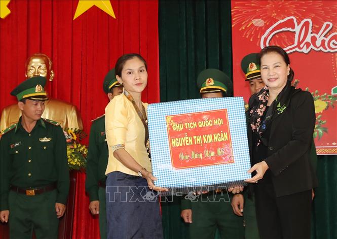 Trong ảnh: Chủ tịch Quốc hội Nguyễn Thị Kim Ngân tặng quà nhân dân các xã của huyện Buôn Đôn.  Ảnh: Trọng Đức - TTXVN