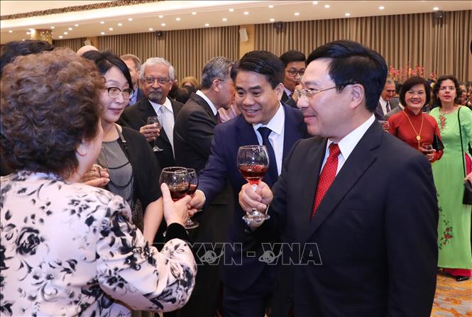 Trong ảnh: Phó Thủ tướng, Bộ trưởng Bộ Ngoại giao Phạm Bình Minh chúc mừng năm mới các đại biểu. Ảnh: Lâm Khánh - TTXVN