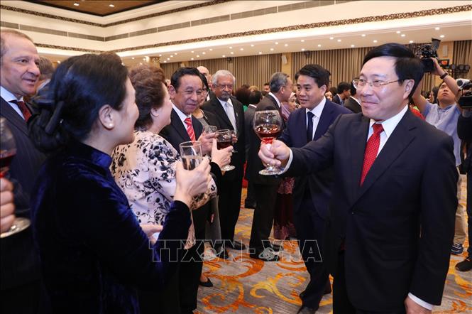 Trong ảnh: Phó Thủ tướng, Bộ trưởng Bộ Ngoại giao Phạm Bình Minh chúc mừng năm mới các đại biểu. Ảnh: Lâm Khánh - TTXVN