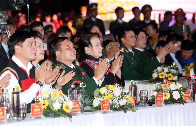 Chủ tịch Quốc hội Nguyễn Thị Kim Ngân và các đại biểu dự chương trình ''Xuân Biên phòng ấm lòng dân bản''. Ảnh: Trọng Đức - TTXVN