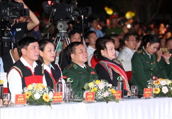 Chủ tịch Quốc hội Nguyễn Thị Kim Ngân và các đại biểu dự chương trình ''Xuân Biên phòng ấm lòng dân bản''. Ảnh: Trọng Đức - TTXVN