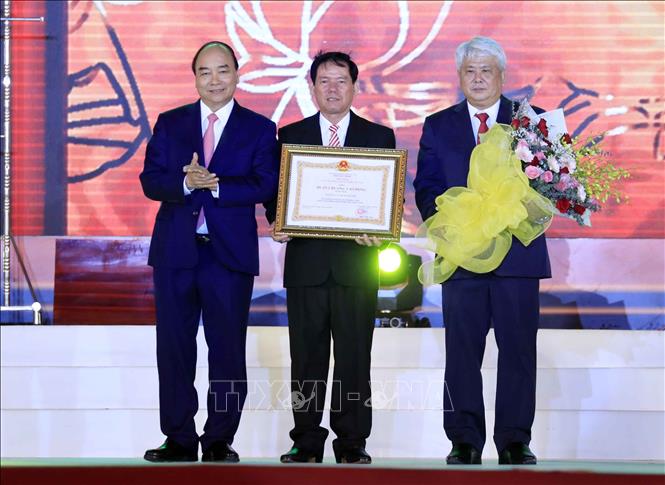 Trong ảnh: Thủ tướng Nguyễn Xuân Phúc trao tặng Huân chương Lao động hạng Nhất cho tỉnh Trà Vinh. Ảnh: Thống Nhất- TTXVN