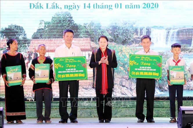 Trong ảnh: Chủ tịch Quốc hội Nguyễn Thị Kim Ngân trao quà Tết cho đồng bào dân tộc địa phương. Ảnh: Trọng Đức - TTXVN