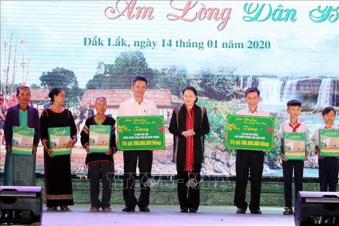 Trong ảnh: Chủ tịch Quốc hội Nguyễn Thị Kim Ngân trao quà Tết cho đồng bào dân tộc. Ảnh: Trọng Đức - TTXVN