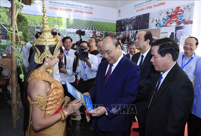 Trong ảnh: Thủ tướng Nguyễn Xuân Phúc và các đại biểu thăm các gian trưng bày sản phẩm tại hội nghị. Ảnh: Thống Nhất- TTXVN
