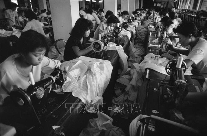 Trong ảnh: Công nhân tại một nhà máy dệt may ở TP Hồ Chí Minh những năm đầu đổi mới. May mặc được xác định là một trong những ngành xuất khẩu chủ lực của Việt Nam từ thời kỳ Đổi mới (1988). Ảnh: Tư liệu TTXVN