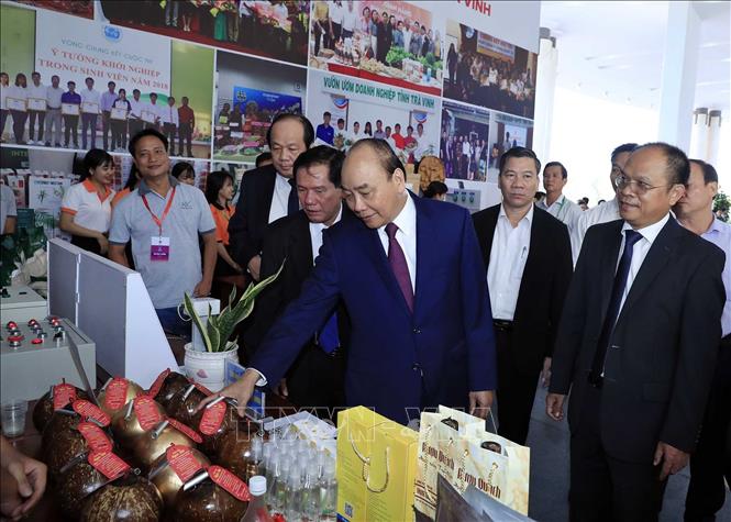 Trong ảnh: Thủ tướng Nguyễn Xuân Phúc và các đại biểu thăm các gian trưng bày sản phẩm tại hội nghị. Ảnh: Thống Nhất- TTXVN
