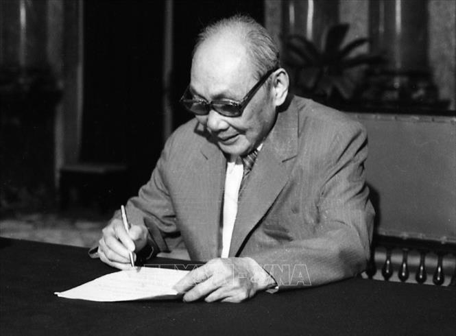 Trong ảnh: Chủ tịch Hội đồng Nhà nước Võ Chí Công ký sắc lệnh công bố Hiến pháp năm 1992. Ảnh: Minh Điền - TTXVN