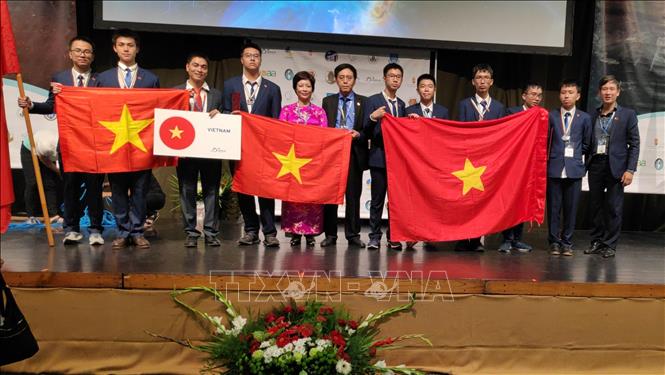 Trong ảnh: Tại Kỳ thi Olympic quốc tế Thiên văn học và Vật lý thiên văn (IOAA) 2019 tại Hungary, đội tuyển Việt Nam đã giành 1 Huy chương Vàng, 3 Huy chương Bạc, 3 Huy chương Đồng và 1 giải Khuyến khích. Ảnh: TTXVN phát