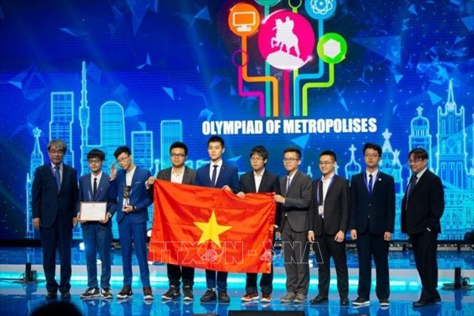 Trong ảnh: Đoàn học sinh Hà Nội đại diện Việt Nam dự thi Olympic quốc tế Moskva đã đạt thành tích xuất sắc với 3 huy chương vàng, 3 huy chương bạc, 2 huy chương đồng; giành 1 cúp bạc đồng đội; đứng Top 3 Thành phố xuất sắc nhất trong cuộc thi tốc độ Bliz-contest. Ảnh: TTXVN