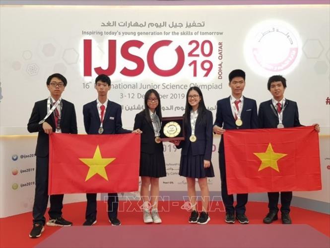 Trong ảnh: Tại Kỳ thi Olympic Khoa học trẻ quốc tế 2019 ở Qatar, đoàn học sinh Việt Nam đã xuất sắc giành 3 huy chương vàng và 3 huy chương bạc. Ảnh: TTXVN