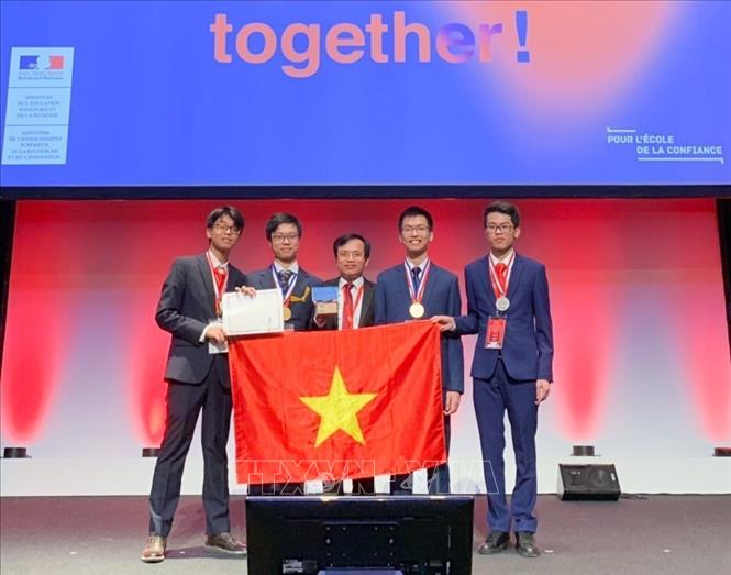 Trong ảnh: Đội tuyển quốc gia Việt Nam gồm 4 thí sinh dự thi Olympic Hóa học quốc tế năm 2019 đều giành được huy chương. Ảnh: TTXVN phát