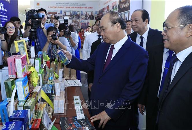 Trong ảnh: Thủ tướng Nguyễn Xuân Phúc và các đại biểu thăm các gian hàng trưng bày sản phẩm tại hội nghị. Ảnh: Thống Nhất- TTXVN
