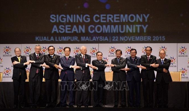 Quan hệ đối ngoại được mở rộng và ngày càng đi vào chiều sâu, Việt Nam đã có quan hệ với 189 quốc gia và vùng lãnh thổ. Trong ảnh: Các nhà lãnh đạo ASEAN tại Lễ ký Tuyên bố Kuala Lumpur 2015 về việc thành lập Cộng đồng ASEAN 2015, tầm nhìn 2015, ngày 22/11/2015, tại Kuala Lumpur (Malaysia). Ảnh: Tư liệu TTXVN
