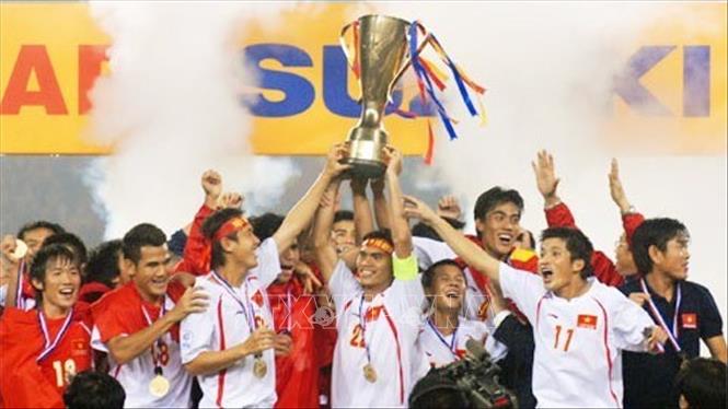 Văn hóa - xã hội, giáo dục, y tế phát triển mạnh mẽ, vững chắc trong suốt những năm Đổi mới. Trong ảnh: Đội tuyển Việt Nam đoạt chức vô địch AFF Cup 2008. Ảnh: Tư liệu TTXVN