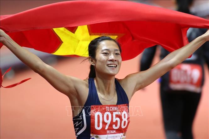 Trong ảnh: Vận động viên Lê Tú Chinh giành HCV chạy 100m nữ tại SEA Games 30. Ảnh: TTXVN