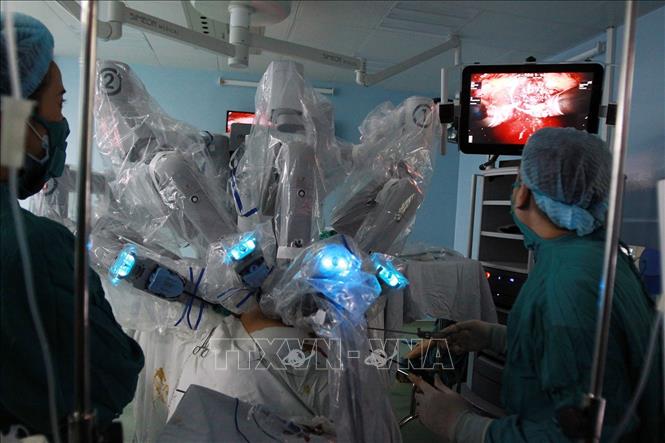 Lĩnh vực y tế phát triển mạnh mẽ, đạt nhiều thành tựu trong suốt những năm Đổi mới. Trong ảnh: Ca phẫu thuật nội soi bằng robot cắt bỏ tuyến tiền liệt cho bệnh nhân - một thành công của Y học Việt Nam. Ảnh: Phương Vy - TTXVN