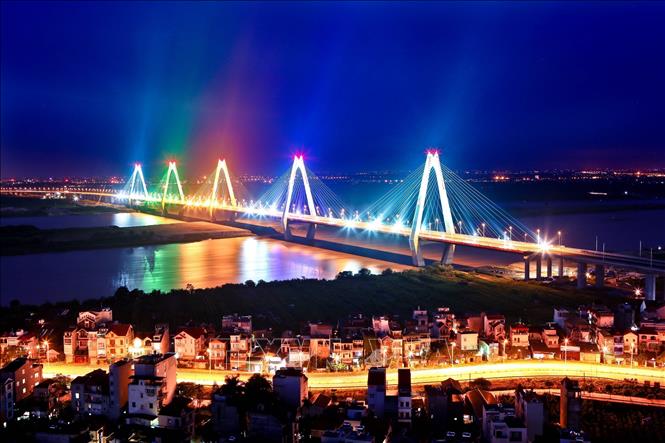 Trong ảnh: Cầu Nhật Tân - cây cầu dây văng dài nhất bắc qua sông Hồng, trở thành biểu tượng mới của Thủ đô Hà Nội với 5 nhịp tháp tượng trưng cho 5 cửa ô của Hà Nội. Ảnh: Huy Hùng – TTXVN