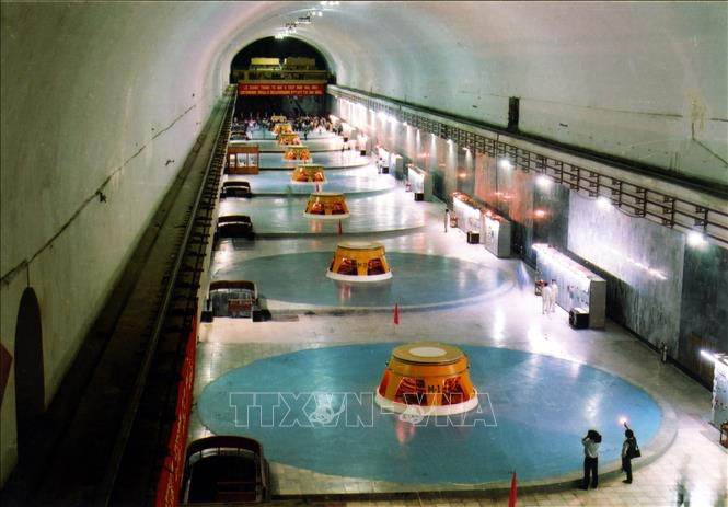 Trong ảnh: Nhà máy thủy điện Hòa Bình lớn nhất Đông Nam Á với công suất 1920MW, được khởi công xây dựng năm 1979, góp phần quan trọng vào việc khôi phục kinh tế của đất nước sau chiến tranh. Ảnh: Tư liệu TTXVN