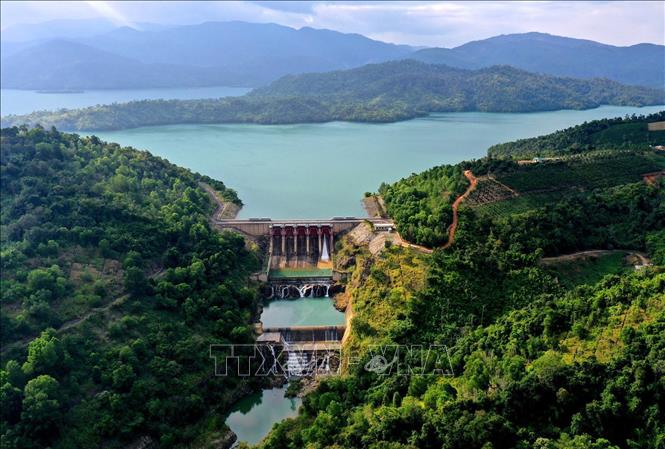 Trong ảnh: Hồ thuỷ điện Hàm Thuận (Công ty Thuỷ điện Đa Nhim-Hàm Thuận-Đa Mi) xả nước duy trì dòng chảy với lưu lượng 2,9m3/giây liên tục 8 tháng trong năm. Ảnh: Ngọc Hà - TTXVN