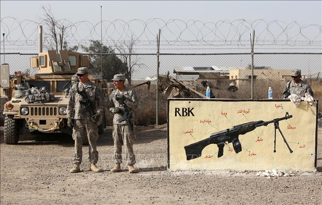 Trong ảnh (tư liệu): Binh sĩ Mỹ và Iraq trong một buổi huấn luyện tại căn cứ không quân Taji, cách Baghdad (Iraq) khoảng 20km về phía Bắc. Ảnh: AFP/TTXVN