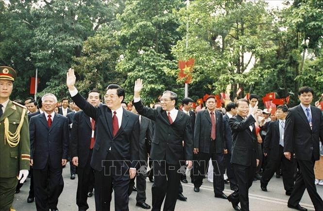 Trong ảnh: Ngày 31/10/2005, Tổng Bí thư, Chủ tịch Trung Quốc Hồ Cẩm Đào đến Hà Nội, bắt đầu chuyến thăm hữu nghị chính thức Việt Nam theo lời mời của Tổng Bí thư Nông Đức Mạnh và Chủ tịch nước Trần Đức Lương. Ảnh: Xuân Tuân - TTXVN