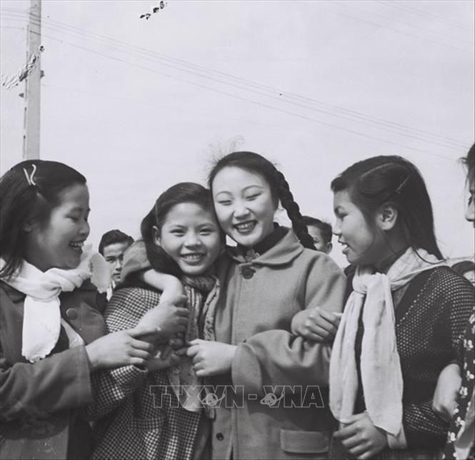 Trong ảnh: Chị Mã Thị Ngân (thứ hai từ phải sang), nữ nghệ sỹ trong đoàn Bình kịch Cáp Nhĩ Tân lưu luyến chia tay các chị em trong đội chèo Trung ương. Ảnh: Nguyễn Văn Hồng - TTXVN
