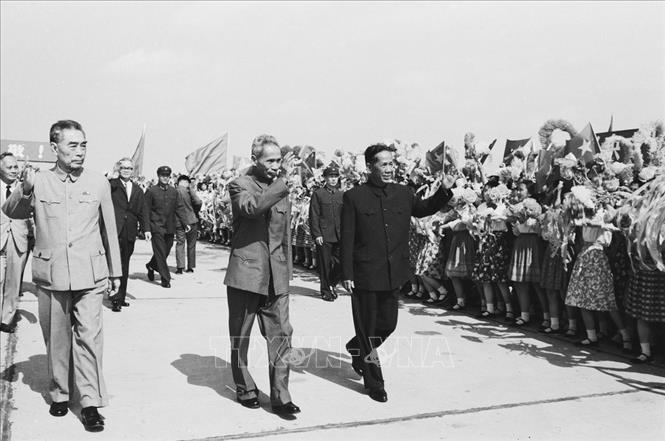 Trong ảnh: Nhân dân Bắc Kinh nồng nhiệt chào đón đoàn đại biểu Chính phủ Việt Nam, do đồng chí Lê Duẩn và đồng chí Phạm Văn Đồng dẫn đầu, sang thăm Trung Quốc, tháng 6/1973. Ảnh: TTXVN