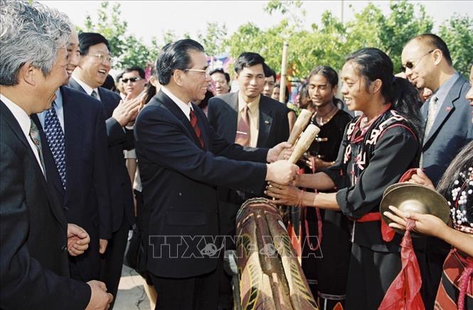 Trong ảnh: Tổng Bí thư Nông Đức Mạnh thăm Làng văn hoá các dân tộc tỉnh Vân Nam, trong chuyến thăm Trung Quốc từ ngày 7- 11/4/2003. Ảnh: Xuân Tuân - TTXVN