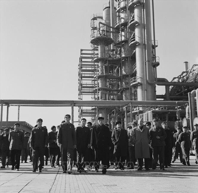 Trong ảnh: Đoàn đại biểu Đảng và Chính phủ Việt Nam, do Thủ tướng Phạm Văn Đồng dẫn đầu, đến thăm nhà máy lọc dầu Bắc Kinh, ngày 22/11/1971. Ảnh: TTXVN