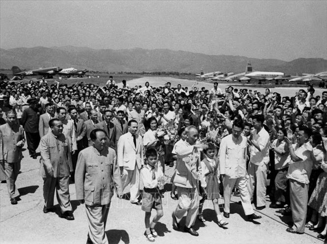Trong ảnh: Chính phủ và nhân dân Trung Quốc chào mừng Chủ tịch Hồ Chí Minh và đoàn đại biểu Chính phủ Việt Nam thăm Trung Quốc, tháng 6/1955. Ảnh: Tư liệu TTXVN