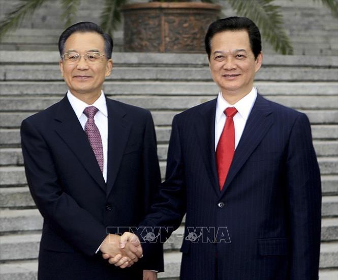 Trong ảnh: Thủ tướng Ôn Gia Bảo đón Thủ tướng Nguyễn Tấn Dũng thăm hữu nghị chính thức Trung Quốc trong hai ngày 22 - 23/10/2008. Ảnh: Đức Tám – TTXVN