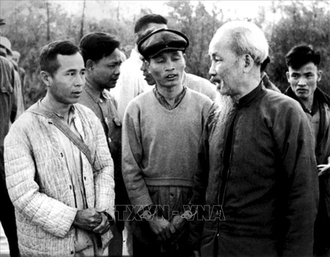Trong ảnh: Chủ tịch Hồ Chí Minh với Đại tướng Trần Canh tại chiến dịch Biên giới năm 1950. Ảnh: Tư liệu TTXVN