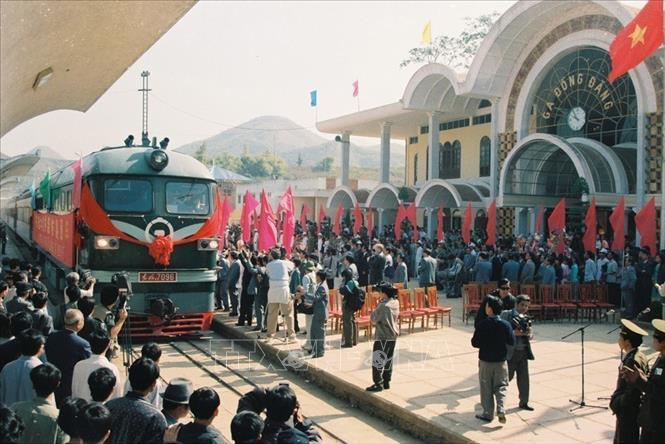 Trong ảnh: Chuyến tàu hỏa đầu tiên của Trung Quốc đến ga Đồng Đăng (Lạng Sơn), sáng 14/2/1996, tại Lễ khôi phục thông xe đường sắt Việt - Trung tại 2 cửa khẩu Lạng Sơn và Lào Cai, sau 17 năm gián đoạn. Ảnh: TTXVN
