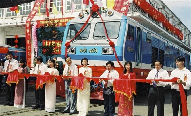 Trong ảnh: Lễ tiếp nhận 10 đầu máy xe lửa do Trung Quốc chế tạo, ngày 27/12/2002, tại TP Hồ Chí Minh. Đây là hợp đồng mua đầu máy lần thứ 2 giữa Liên hiệp Đường sắt Việt Nam với nhà máy Tư Dương trang bị cho Xí nghiệp đầu máy Sài Gòn. Ảnh: TTXVN