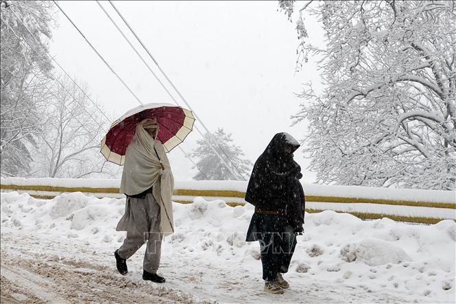 Trong ảnh: Người dân di chuyển trên đường trong thời tiết giá lạnh tại Murree, cách thủ đô Islamabad của Pakistan 60km về phía bắc, ngày 13/1/2020. Ảnh: THX/ TTXVN