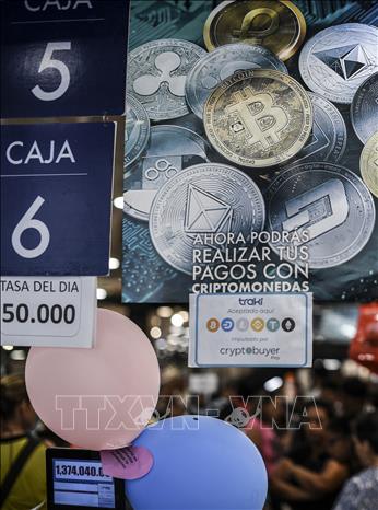 Trong ảnh: Thông báo khách hàng có thể thanh toán bằng tiền điện tử Petro, tại một cửa hàng ở Caracas, Venezuela ngày 28/12/2019. Ảnh: AFP/TTXVN