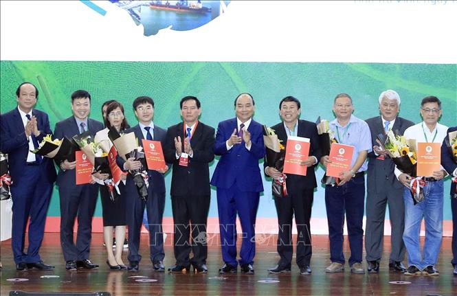 Trong ảnh: Thủ tướng Nguyễn Xuân Phúc chứng kiến các doanh nghiệp nhận quyết định chủ trương đầu tư, ghi nhớ đầu tư vào tỉnh Trà Vinh. Ảnh: Thống Nhất- TTXVN
