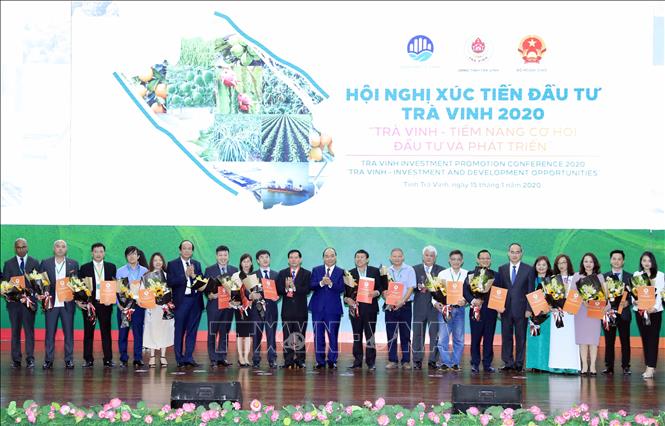 Trong ảnh: Thủ tướng Nguyễn Xuân Phúc chứng kiến các doanh nghiệp nhận quyết định chủ trương đầu tư, ghi nhớ đầu tư vào tỉnh Trà Vinh. Ảnh: Thống Nhất- TTXVN

