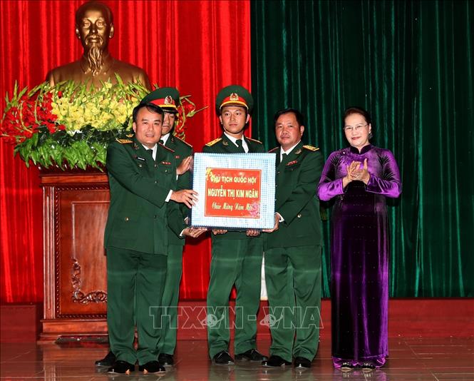 Trong ảnh: Chủ tịch Quốc hội Nguyễn Thị Kim Ngân tặng quà Bộ Chỉ huy quân sự tỉnh Đắk Lắk. Ảnh: Trọng Đức - TTXVN