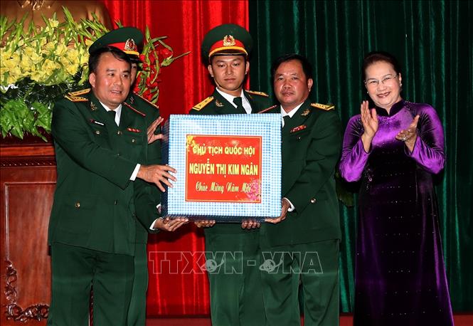 Trong ảnh: Chủ tịch Quốc hội Nguyễn Thị Kim Ngân tặng quà Bộ Chỉ huy quân sự tỉnh Đắk Lắk. Ảnh: Trọng Đức - TTXVN