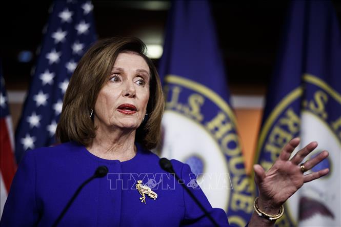 Trong ảnh: Chủ tịch Hạ viện Mỹ Nancy Pelosi phát biểu tại cuộc họp báo ở Washington, DC ngày 9/1/2020. Ảnh: THX/TTXVN