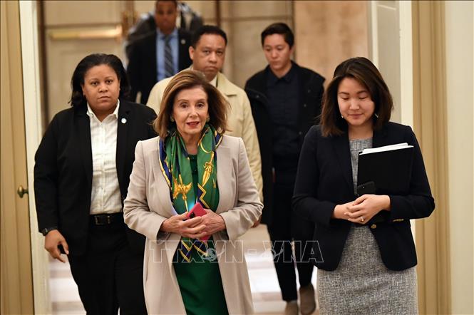 Trong ảnh: Chủ tịch Hạ viện Mỹ Nancy Pelosi (trái, phía trước) tới phiên họp kín của các nghị sĩ đảng Dân chủ tại Washington, DC ngày 14/1/2020. Ảnh: AFP/TTXVN