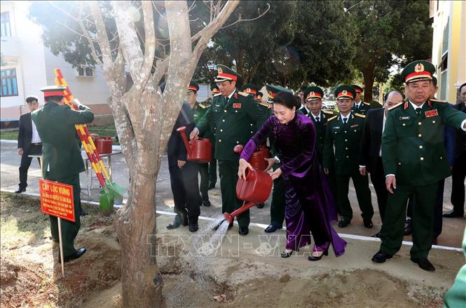 Trong ảnh: Chủ tịch Quốc hội Nguyễn Thị Kim Ngân trồng cây lưu niệm tại Sở Chỉ huy quân sự tỉnh Đắk Lắk. Ảnh: Trọng Đức - TTXVN